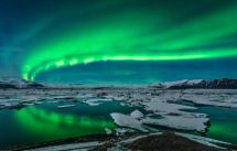 Gletscherlandschaft im Polarlicht